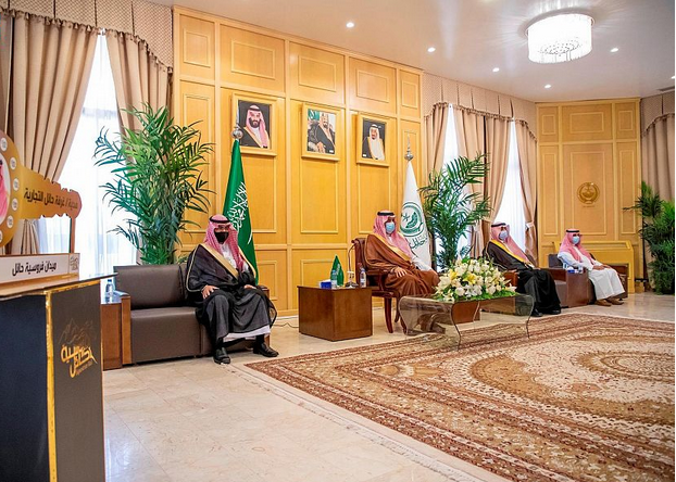 سمو أمير منطقة حائل يسلم المفاتيح الافتراضية للفائزين بالسيارات في سباقات ميدان الفروسية بالمنطقة