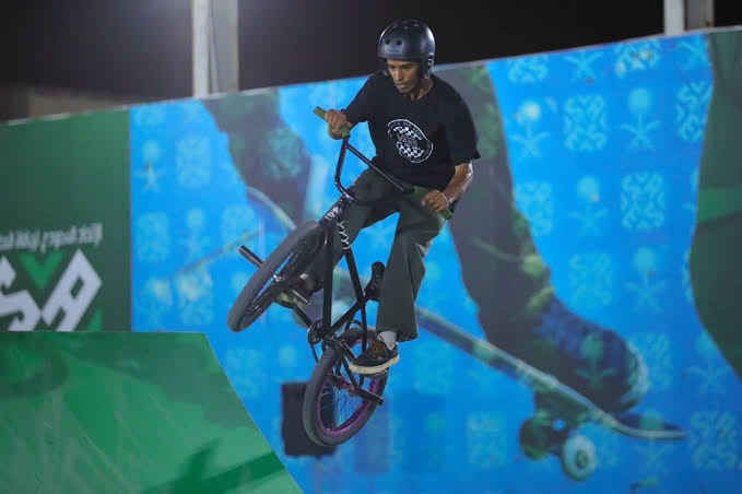 الوثلان يتوج الفائزين بأول سباق بي إم إكس استعراضي رسمي في المملكة