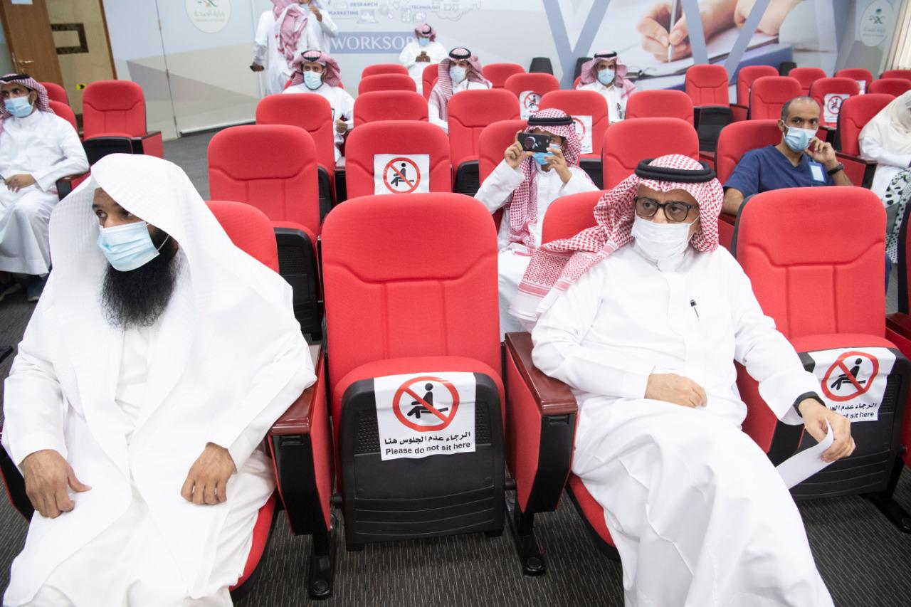 مجمع إرادة بالرياض يكرم أحد مستفيديه لصدور كتابه الأول بعد التعافي من المرض