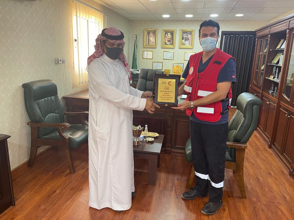 مدير هلال الجوف يكرم العنزي لمباشرته إسعاف المصابين