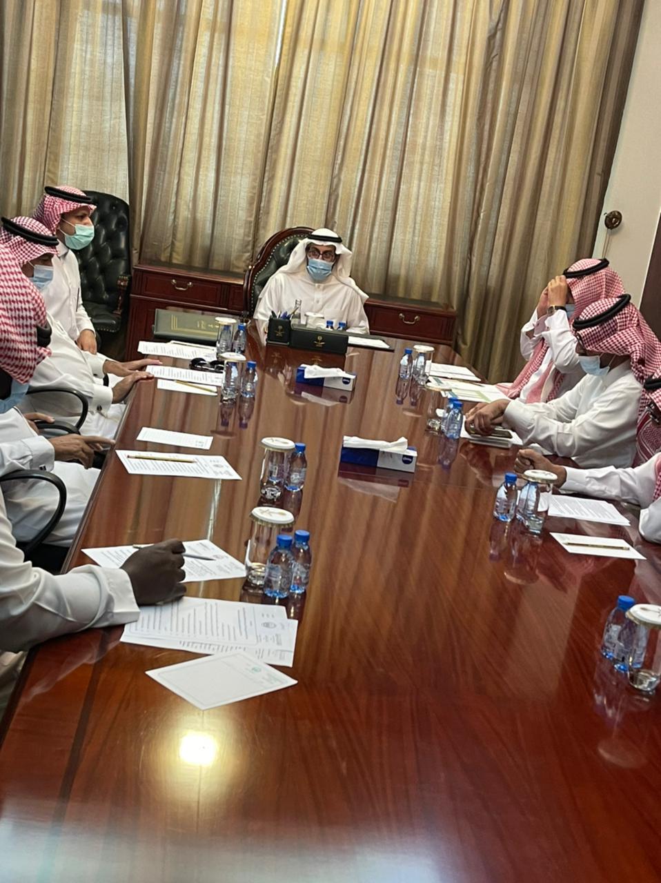محافظ القريات يجتمع مع رئيس بلدية محافظة القريات واعضاء المجلس المحلي‏