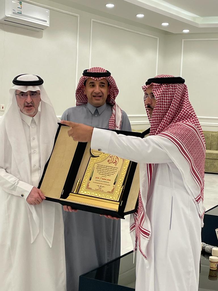 مركز اللغة الإنجليزية بتقنية أبها  يكرم عدد من منسوبيه