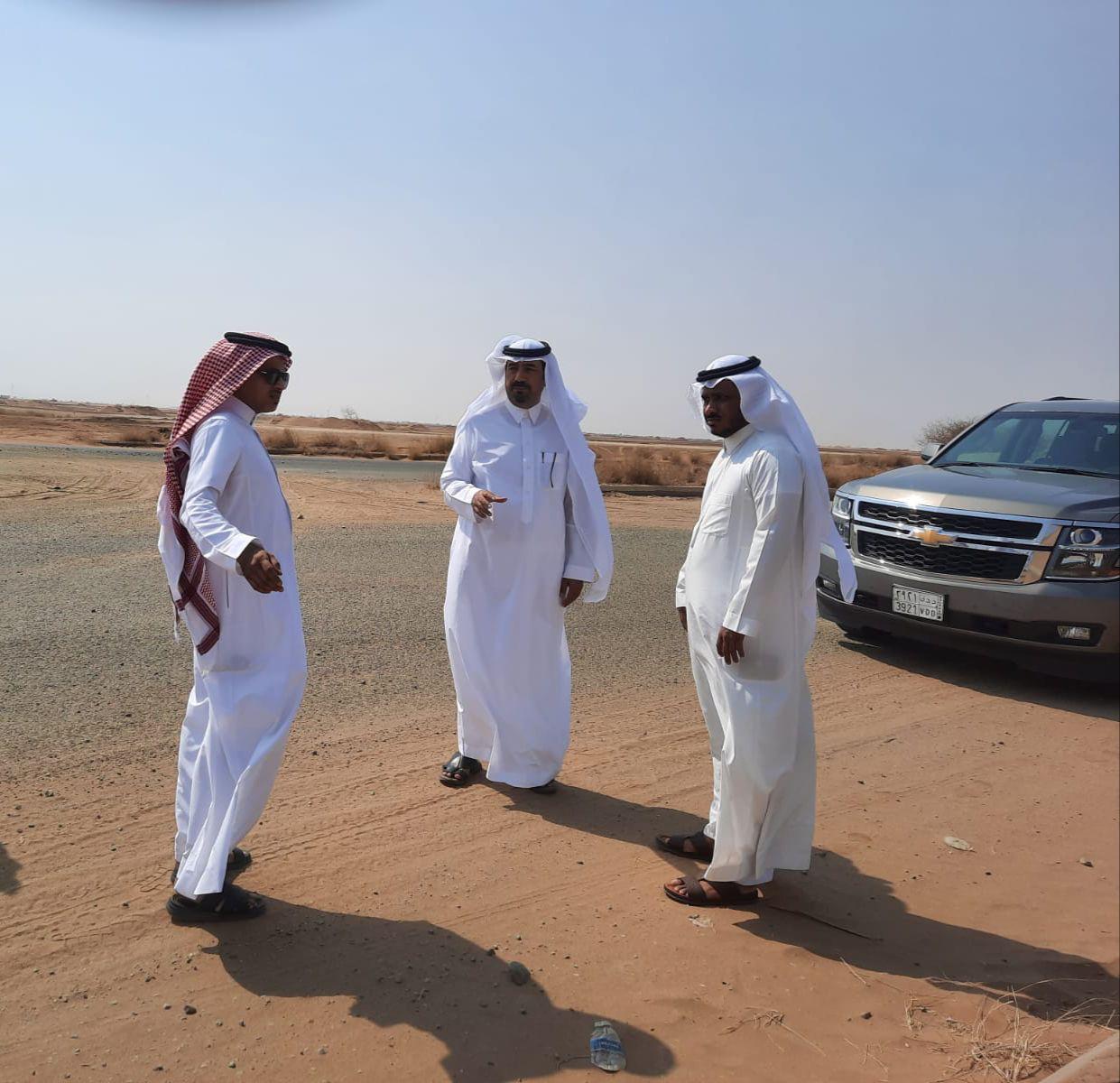 محافظ بيش يقف مع رئيس البلدية على موقع المنطقة الصناعية