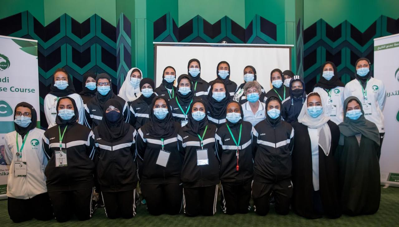 اللجنة الفنية تمنح بطاقة مدرب مستوى (C) لـ 20 مدربة سعودية