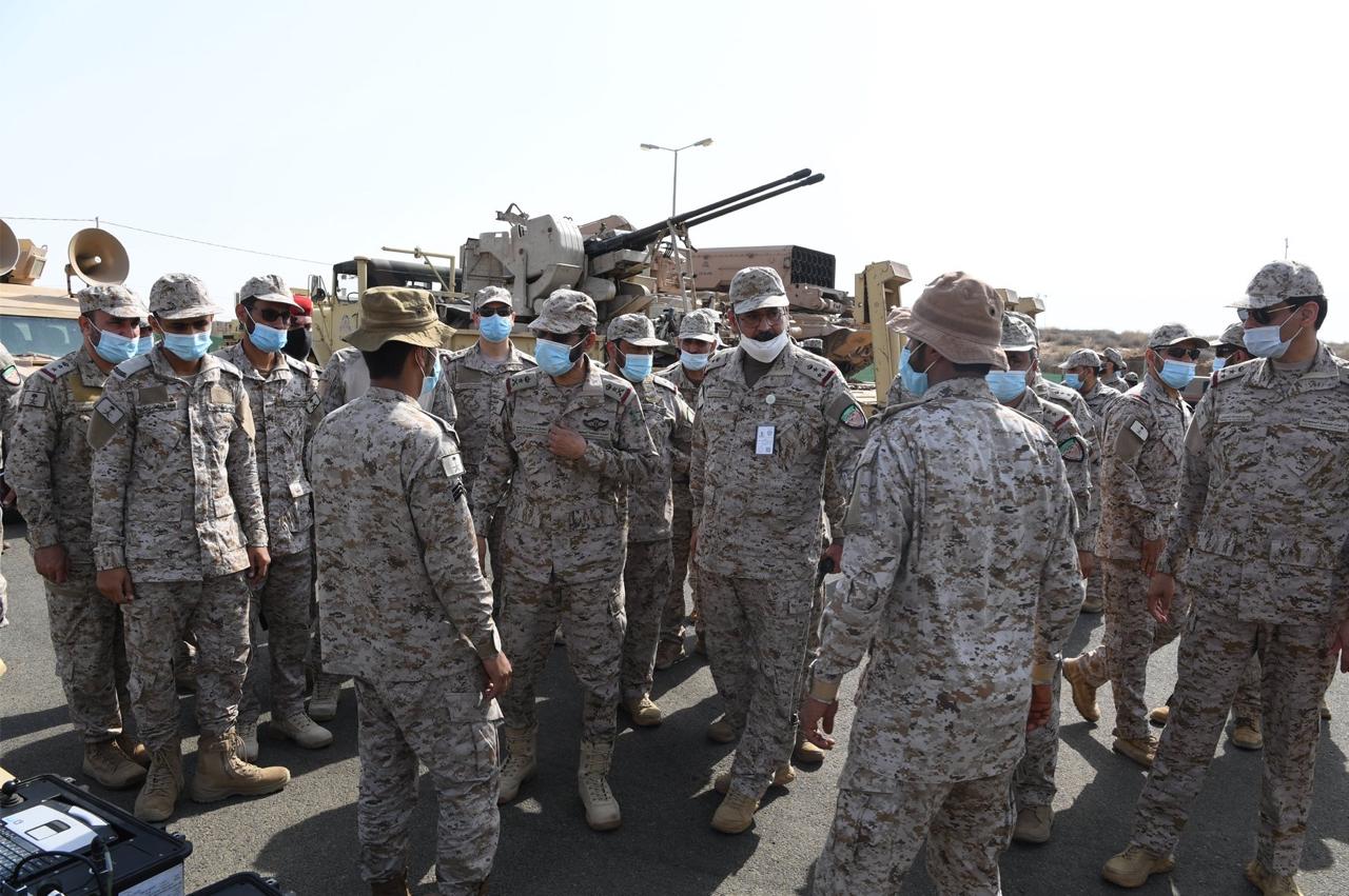 نائب رئيس هيئة الأركان العامة قائد القوات المشتركة المكلف يتفقد الوحدات المرابطة في الحد الجنوبي