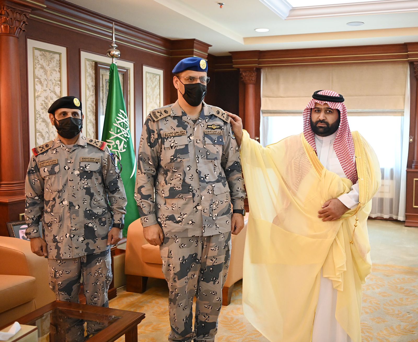 سمو أمير منطقة جازان بالنيابة يقلد مساعد قائد حرس الحدود بالمنطقة رتبته الجديدة " لواء "