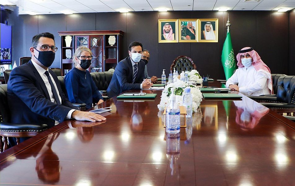 السفير آل جابر يلتقي بالمدير الإقليمي للجنة الدولية للصليب الأحمر