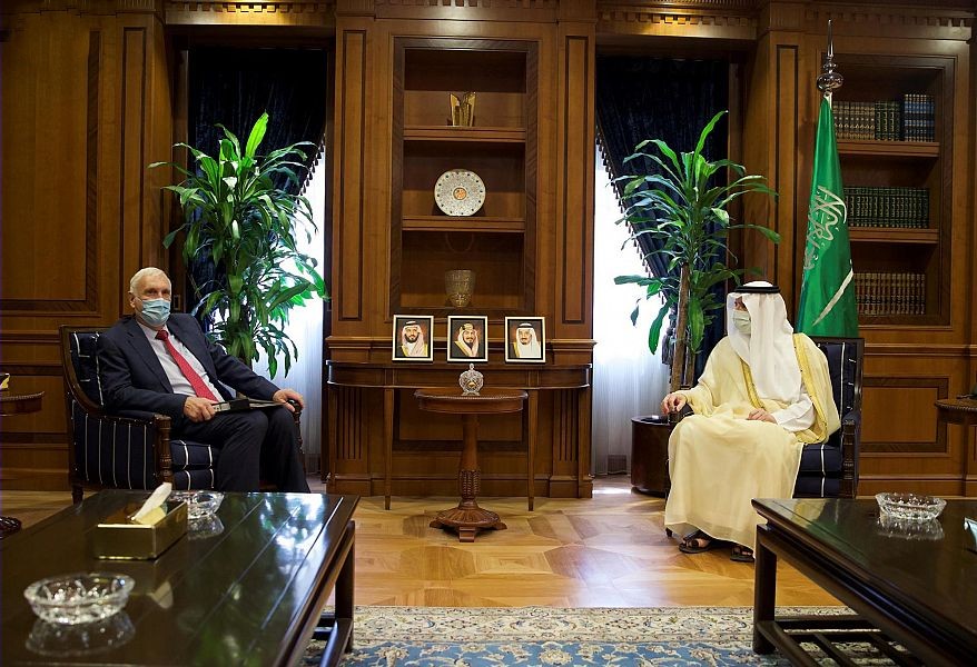 وزير الدولة للشؤون الخارجية يستقبل المبعوث البريطاني للخليج العربي