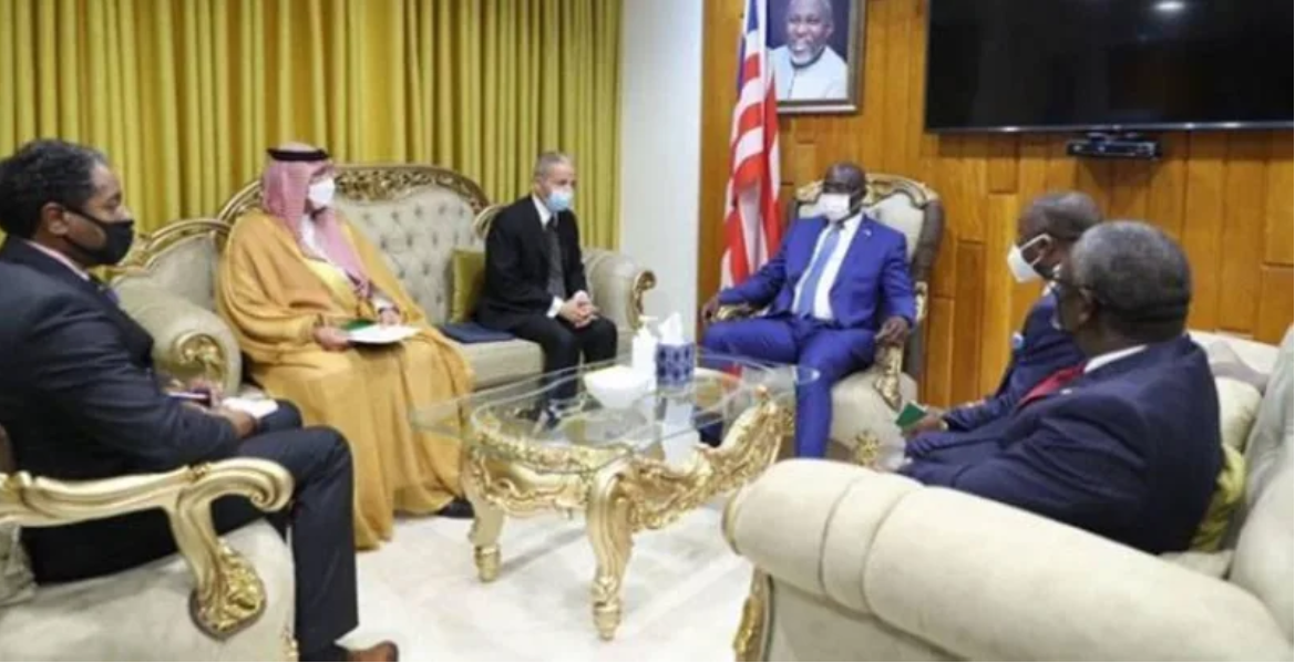 رئيس جمهورية ليبيريا يستقبل المستشار بالديوان الملكي أحمد قطان