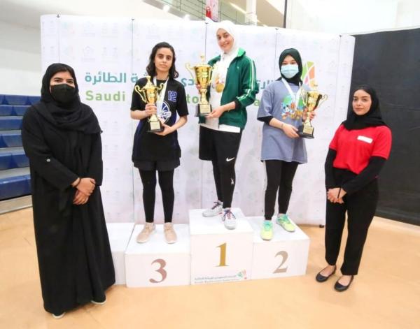 تتويج الفائزات في بطولة المملكة للريشة الطائرة