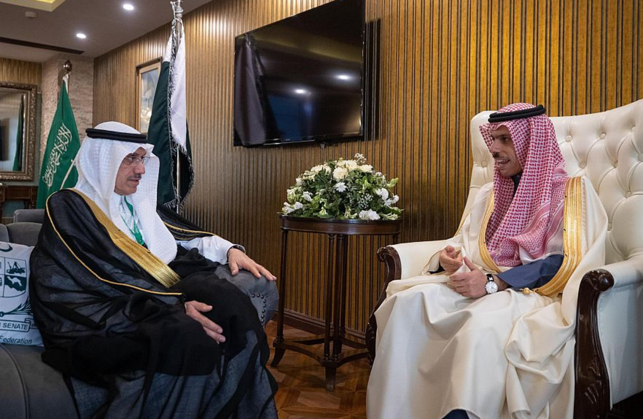 سمو وزير الخارجية يلتقي رئيس البنك الإسلامي للتنمية