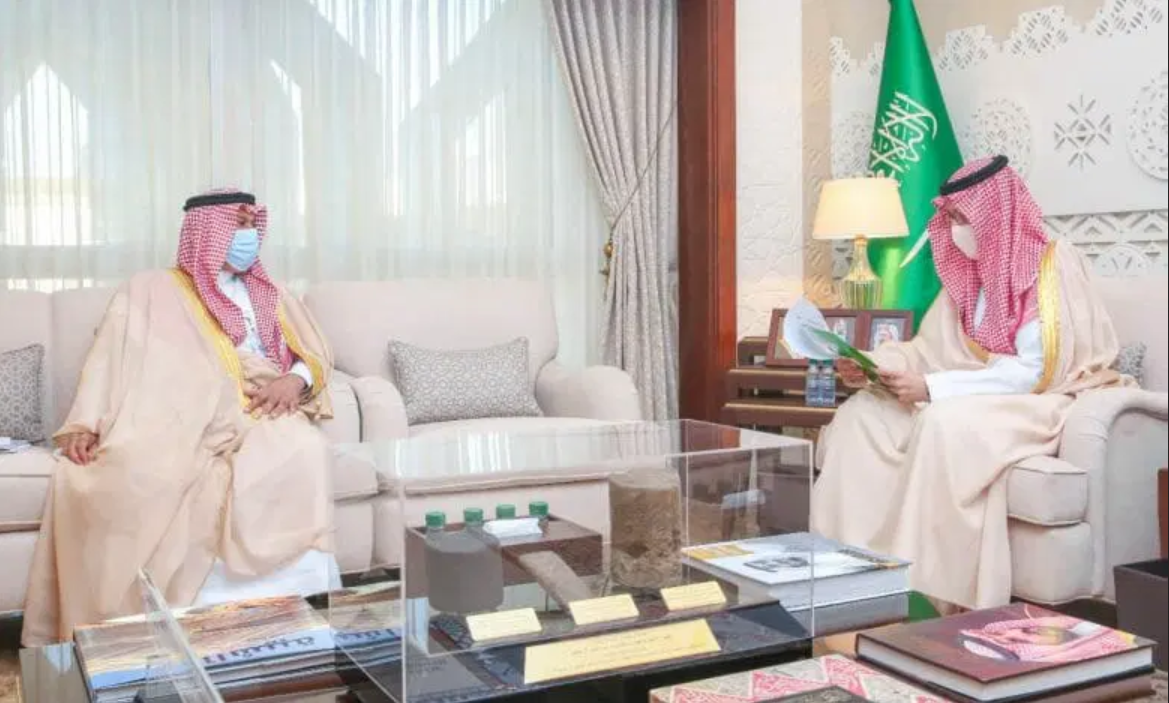 سمو الأمير أحمد بن فهد يستقبل مدير فرع وزارة الرياضة بالشرقية
