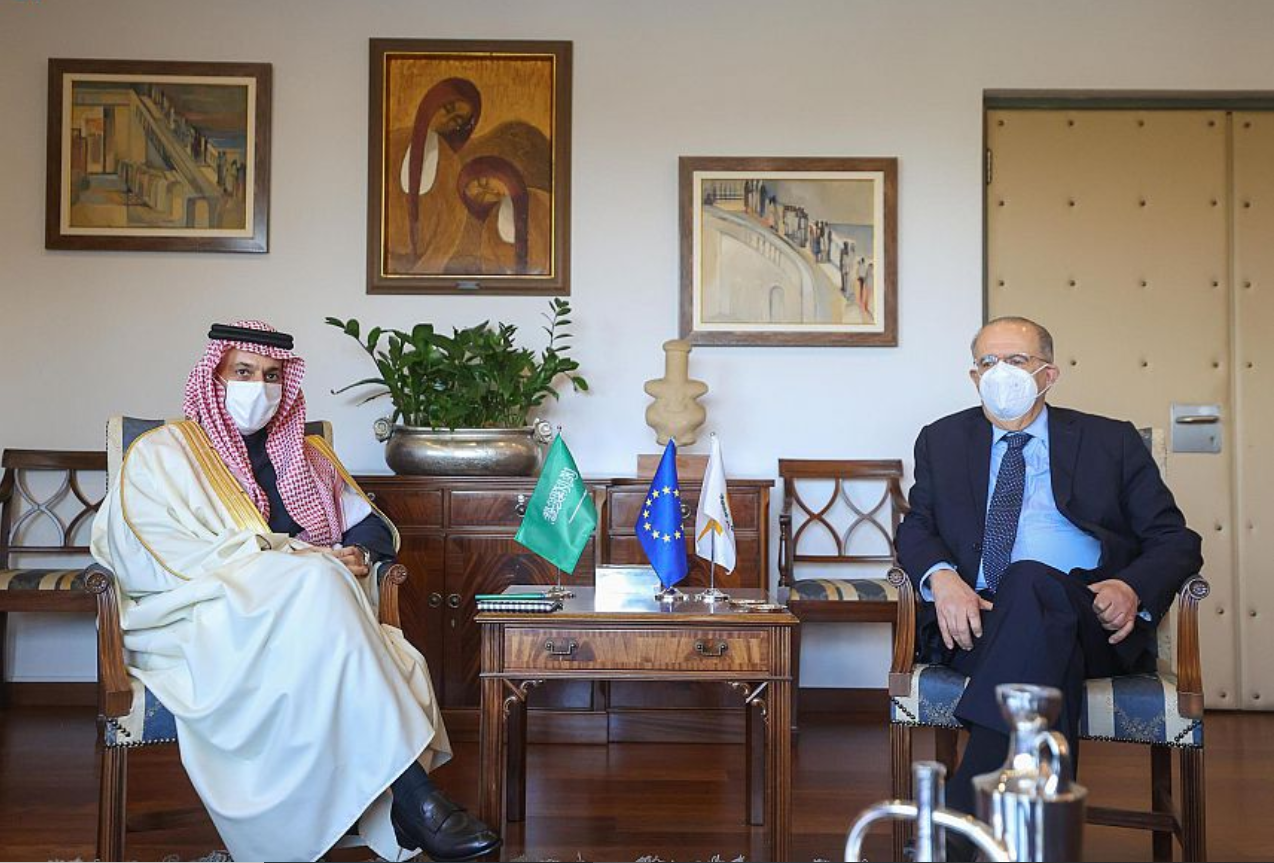 سمو وزير الخارجية يلتقي وزير خارجية قبرص ويعقدان جلسة مباحثات رسمية