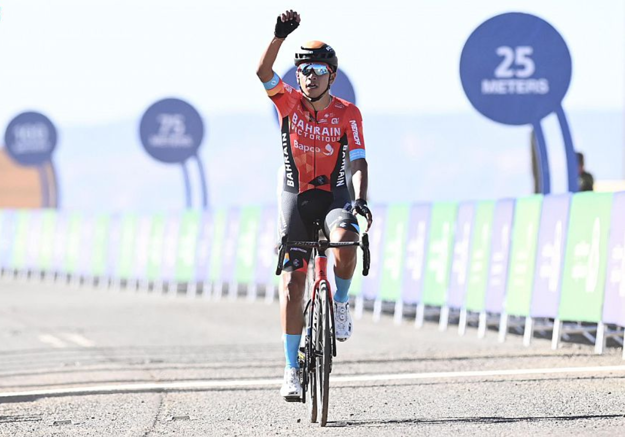الدرّاج الكولومبي "سانتياغو بويتراغو" من فريق بحرين فيكتوريوس يحسم مرحلة "طواف السعودية 2022" الثانية