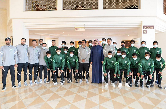 السفير الصقر يزور المعسكر التدريبي بعثة المنتخب السعودي للناشئين بتونس