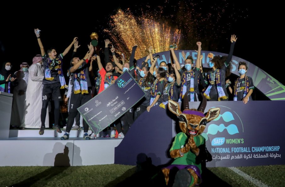 نائب وزير الرياضة يتوج فريق المملكة النسائي ببطولة المملكة لكرة القدم "سيدات"