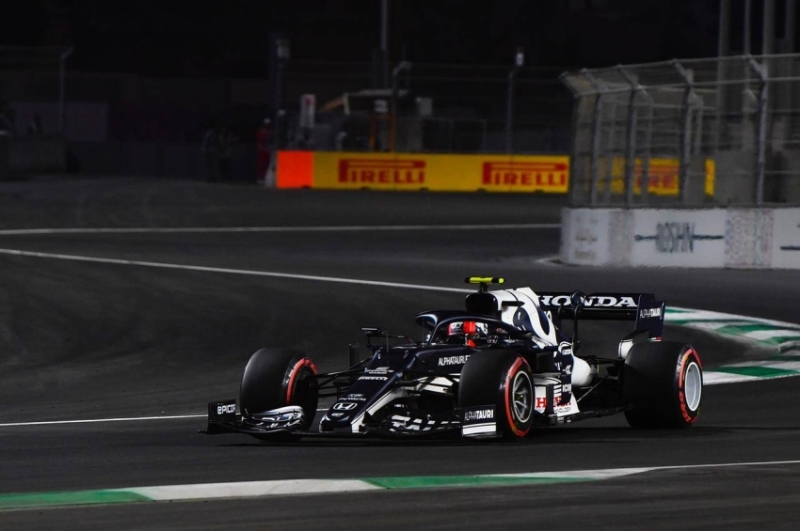 البريطاني "لويس هاميلتون" يحجز مركز الانطلاق الأول في السباق المرتقب