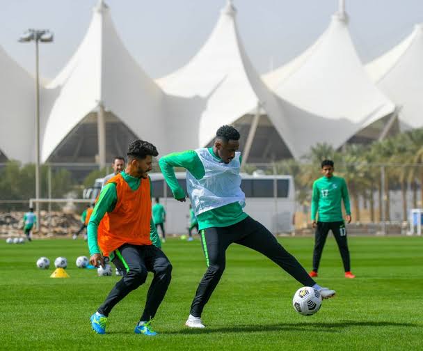 بعثة الأخضر الأولمبي تصل إلى الدوحة في معسكر استعدادي لكأس آسيا تحت 23 عامًا