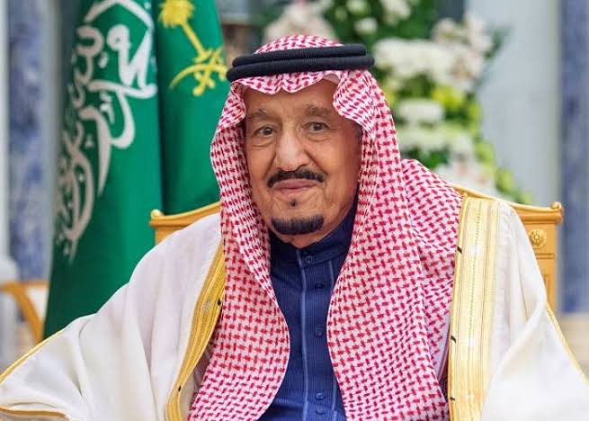 خادم الحرمين الشريفين يهنئ رئيس دولة الإمارات العربية المتحدة بذكرى اليوم الوطني لبلاده