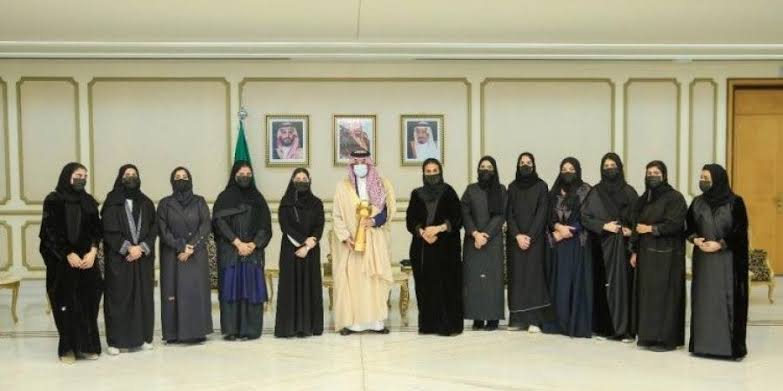 سمو أمير الشرقية يستقبل فريق المملكة النسائي