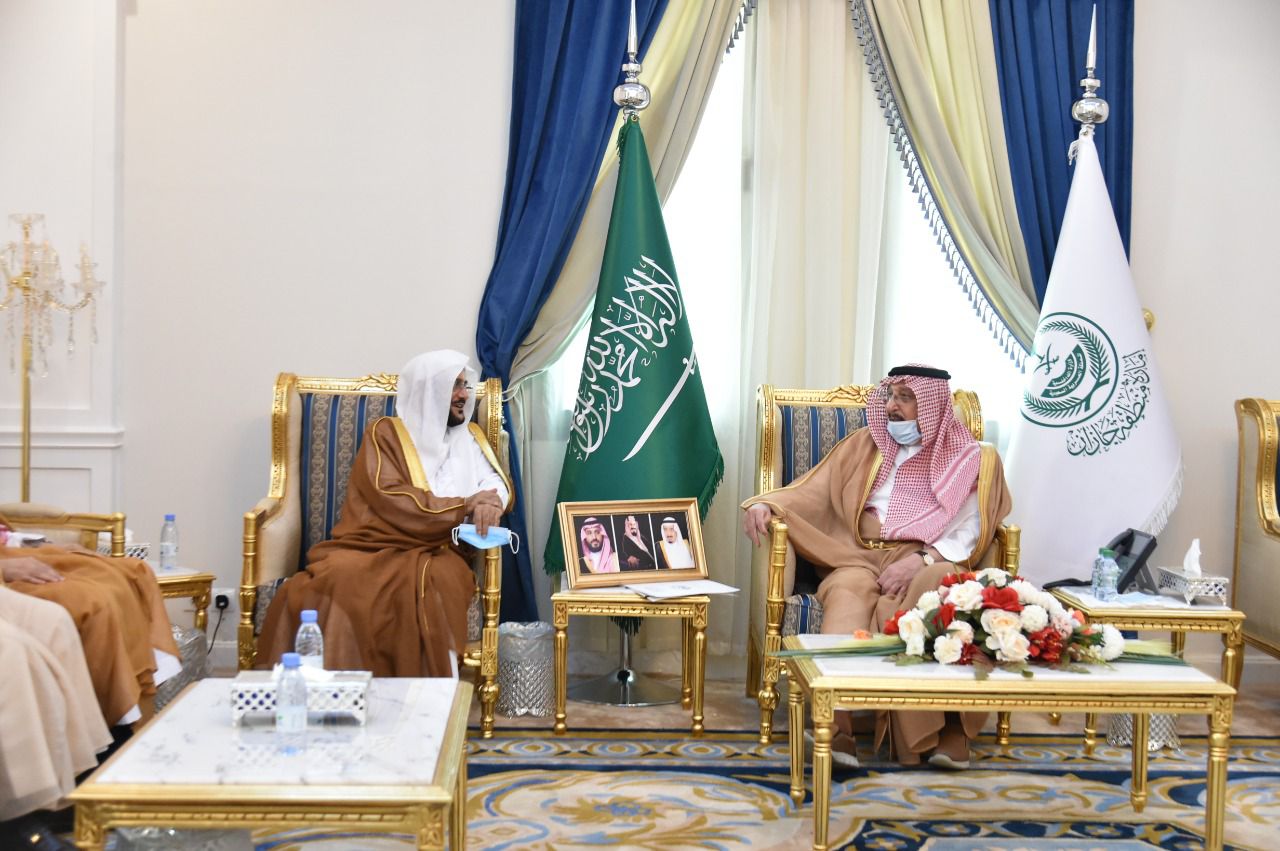 سمو أمير منطقة جازان يلتقي بوزير الشؤون الإسلامية