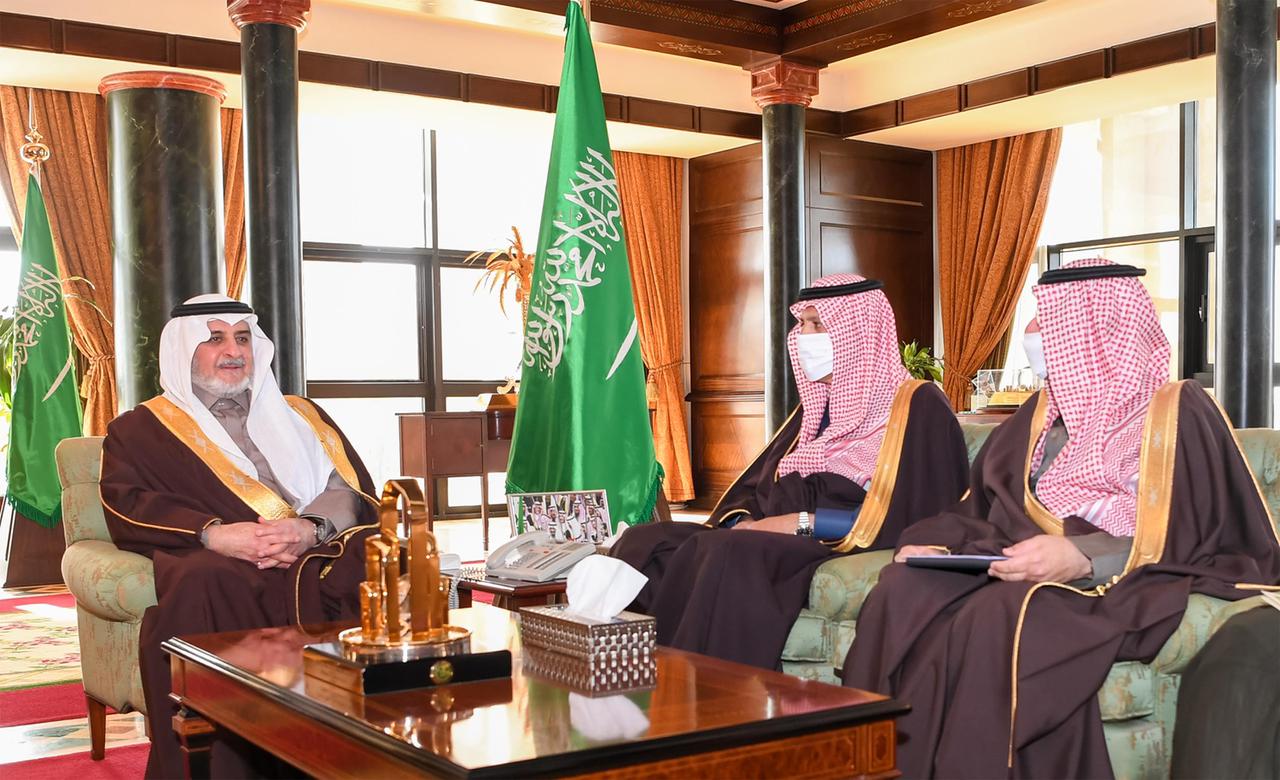 أمير تبوك يؤكد على اهمية الدور المناط بالمحافظين في نقل الصورة الحقيقة التي يشعر بها المواطن والمواطنه