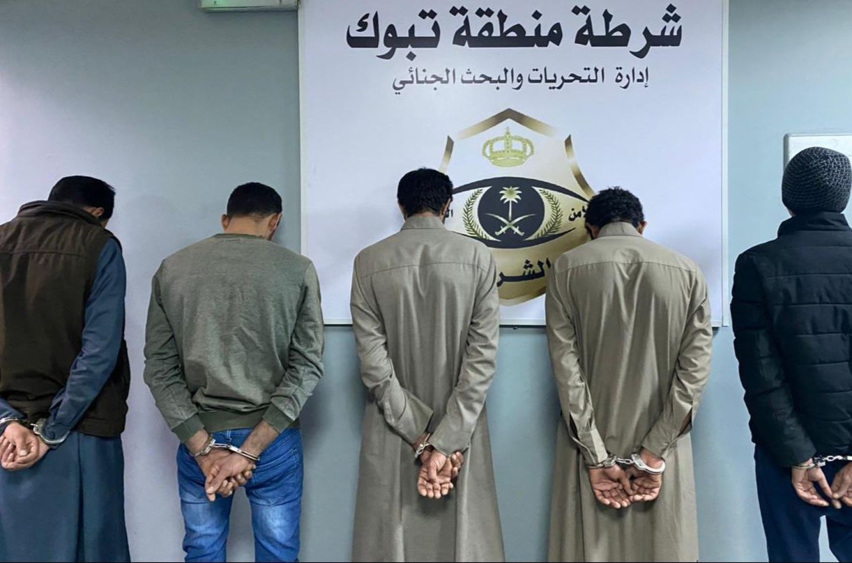 القبض على أربعة مواطنين ومقيم مصري ارتكبوا عدداً من الجرائم الجنائية