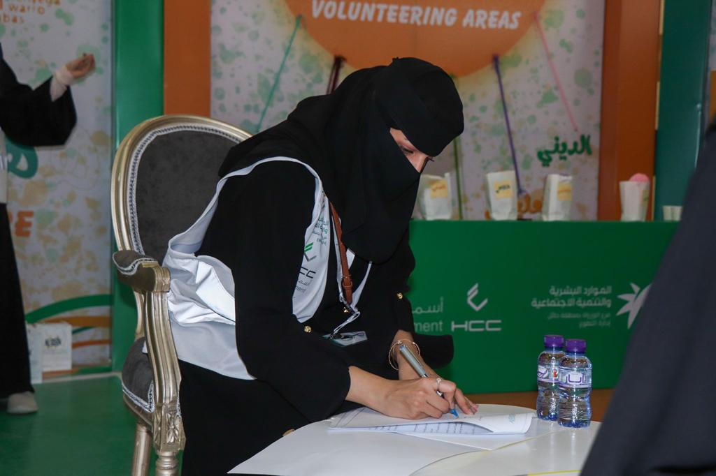 توقيع إتفاقية تطوعية يجمع فريق رواية التطوعي وجمعية فخر