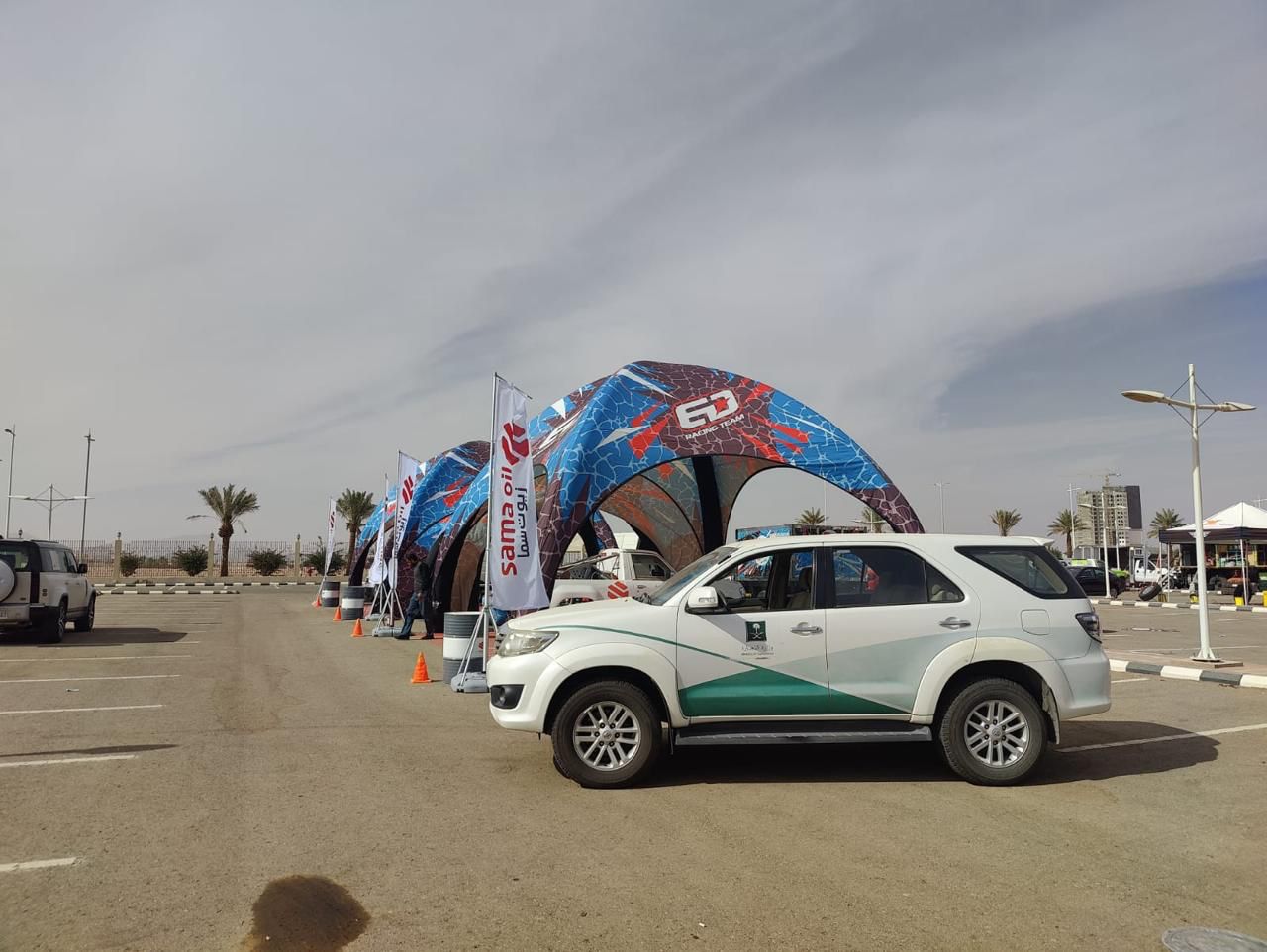 "التجارة" تتحقق من سلامة مضخات الوقود وضمان جودة محروقات المشاركين في رالي حائل