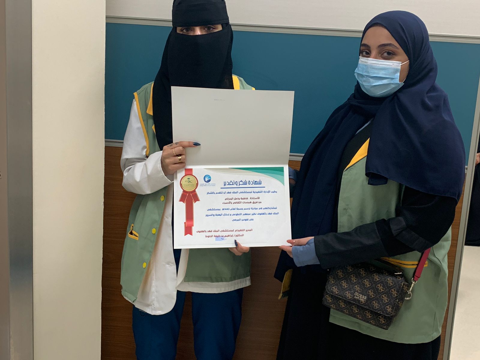 ١٥٠ متطوع  من همسات الثقافي يرسمون البسمة على وجوه المرضى