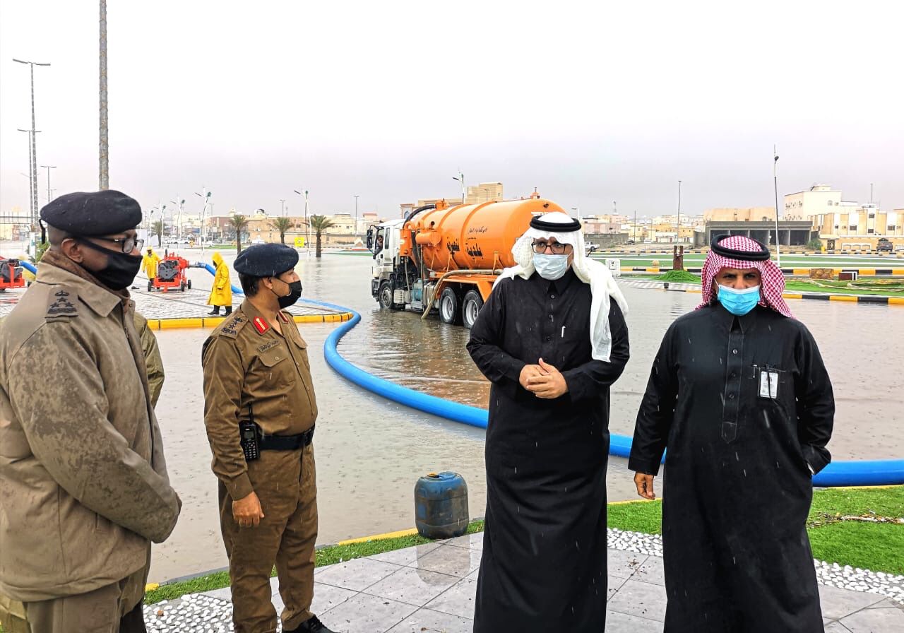 محافـظ بقيـق يرافقه رئيـس البلديـة يتفقـدان أحيـاء المحـافظة والهجـر وجهود البلدية في تصريف وسحب مياه الأمطار