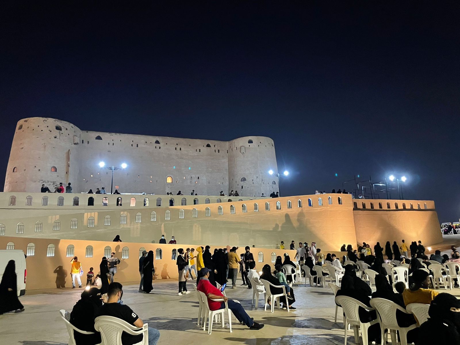 القلعة الدوسرية تواصل لياليها الطربية.. وسط توافد زائريها