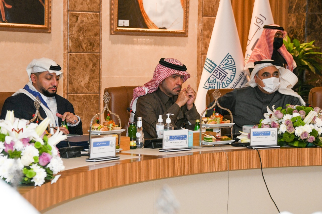 وزير الشؤون البلدية والقروية والاسكان وأمين الشرقية يناقشان خطط وأعمال الأمانة في تنفيذ استراتيجية التحول
