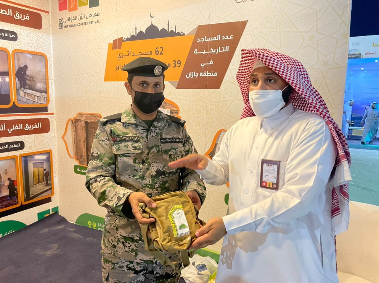مدير الشؤون الإسلامية بجازان يقدم حقيبة المرابطين لرجال الأمن