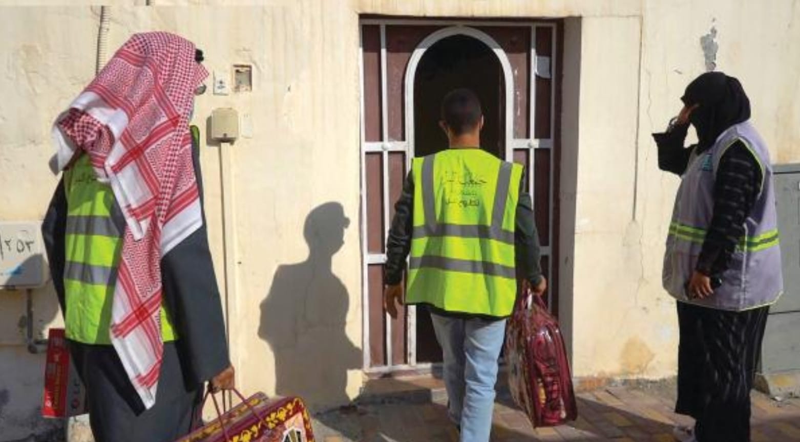 حملة "وقاء" ببر الشرقية توزع كسوة الشتاء في أم الساهك