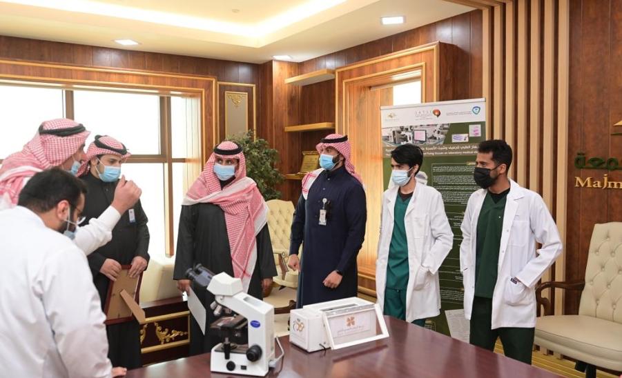 رئيس جامعة المجمعة  يستقبل فريق اختراع الشرائح الطبية المخبرية