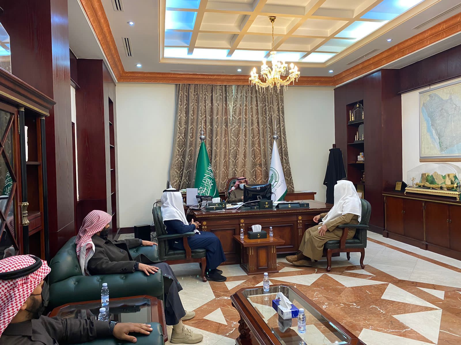 محافظ القريات يستقبل رئيس واعضاء جمعية رعاية الايتام بالمحافظه