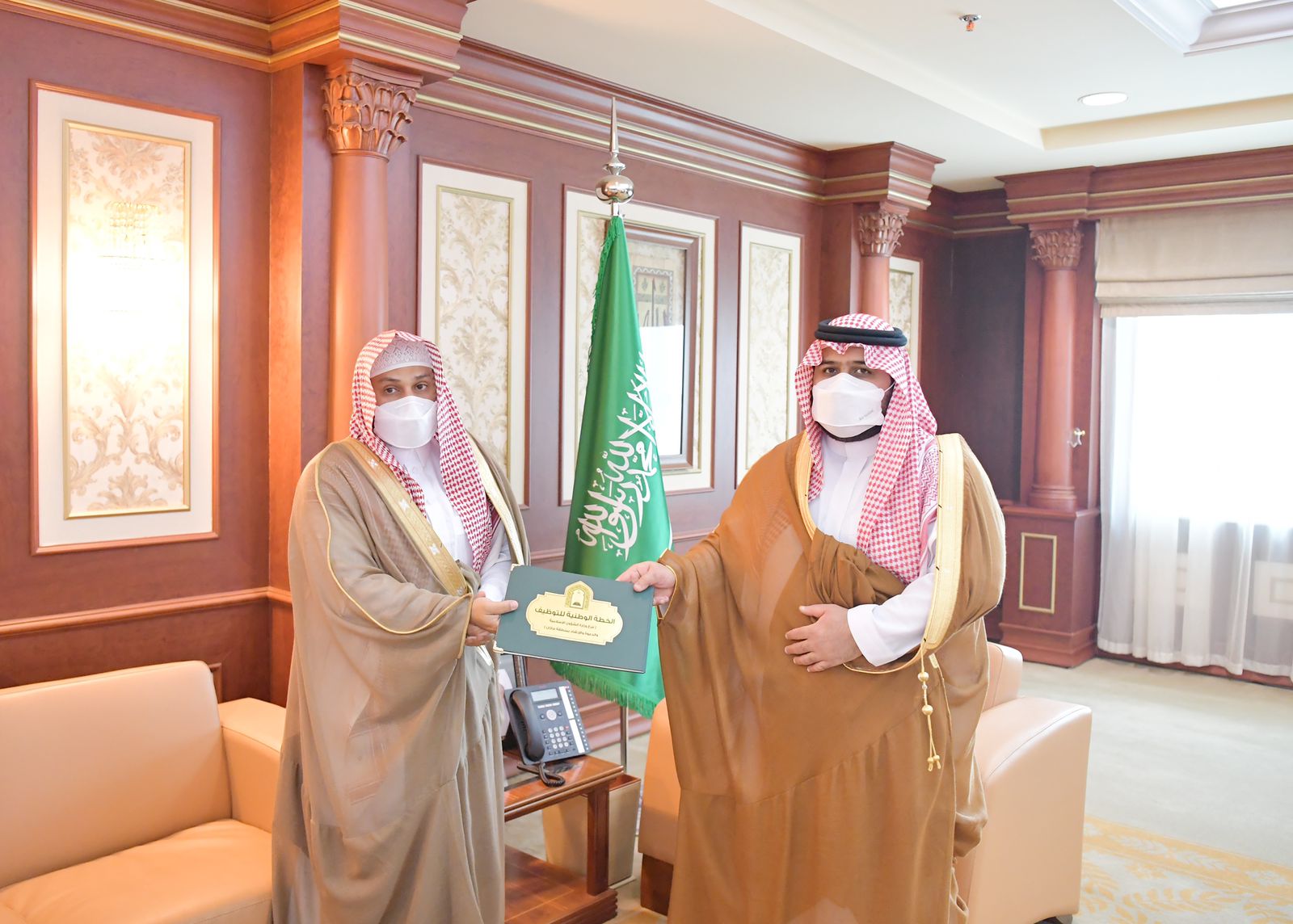 سمو نائب أمير جازان يتسلم الخطة الوطنية للتوظيف بفرع الشؤون الإسلامية بالمنطقة