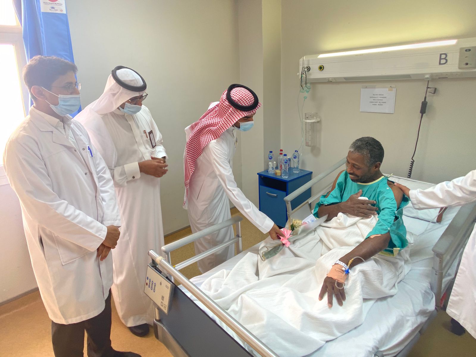 "الزعقان" يزور مرضى الأورام بمستشفى الأمير محمد بن ناصر بجازان
