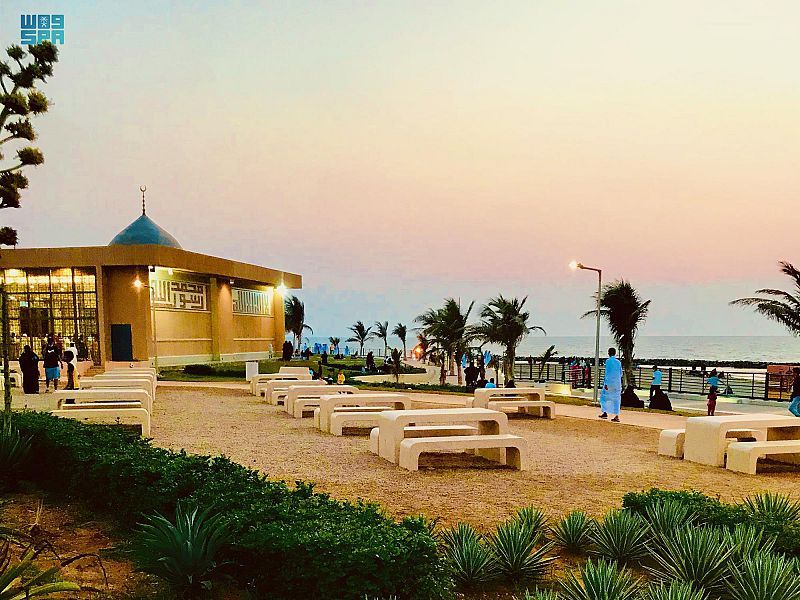 كورنيش شاطئ بيش .. مصدر جذب الزوار على مدار العام