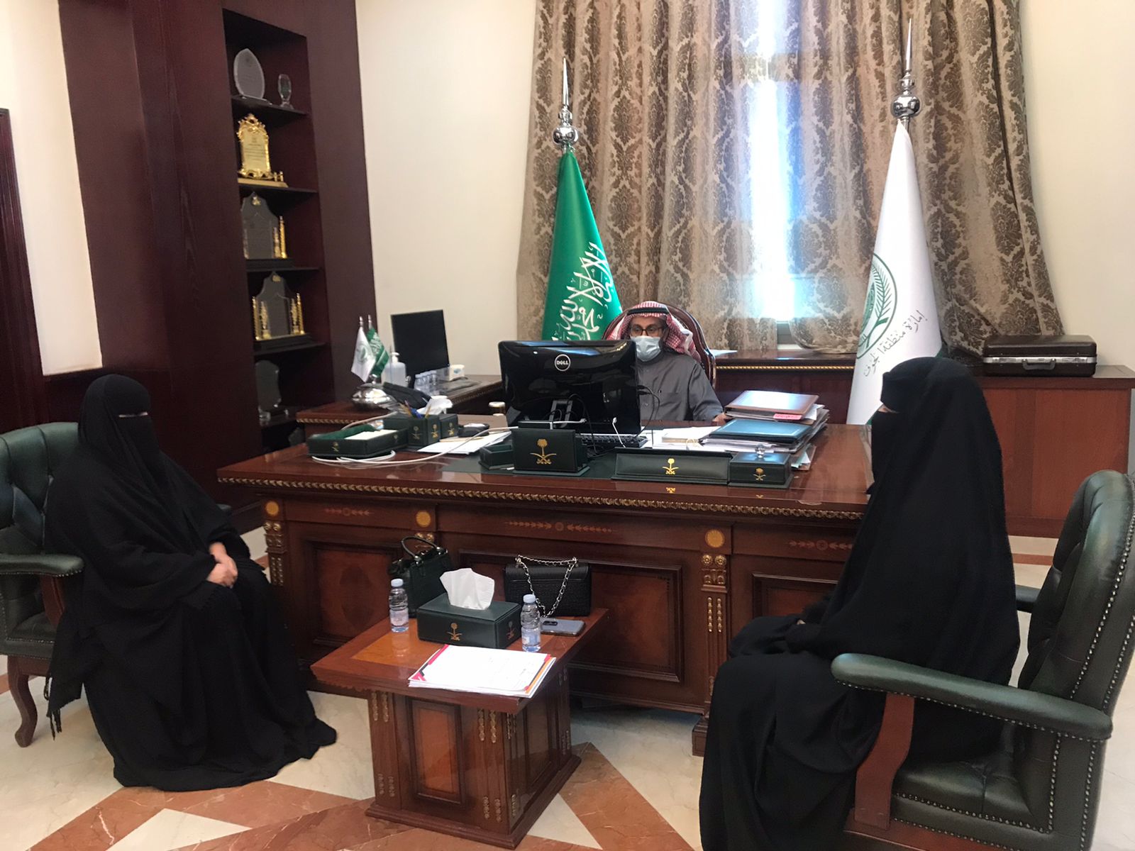 محافظ القريات يستقبل رئيسة جمعية البشائر النسائيه بالقريات