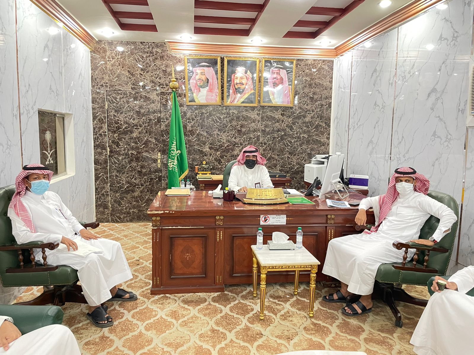 محافظ العيدابي يعقد إجتماع برئيس بلدية العيدابي و المدير التنفيذي للإنشاءات بإدارة المياه بجازان